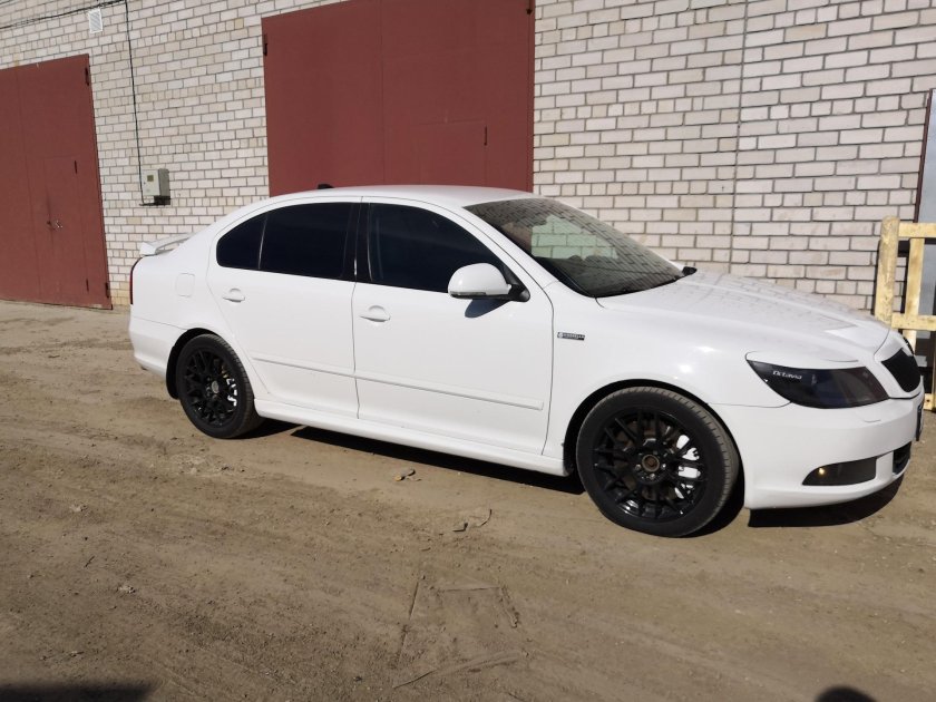 Шкода Октавия а7 белый цвет черный дисками