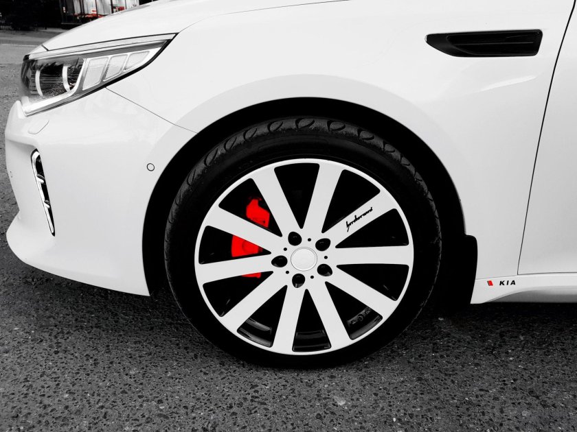 Диски на белой машине