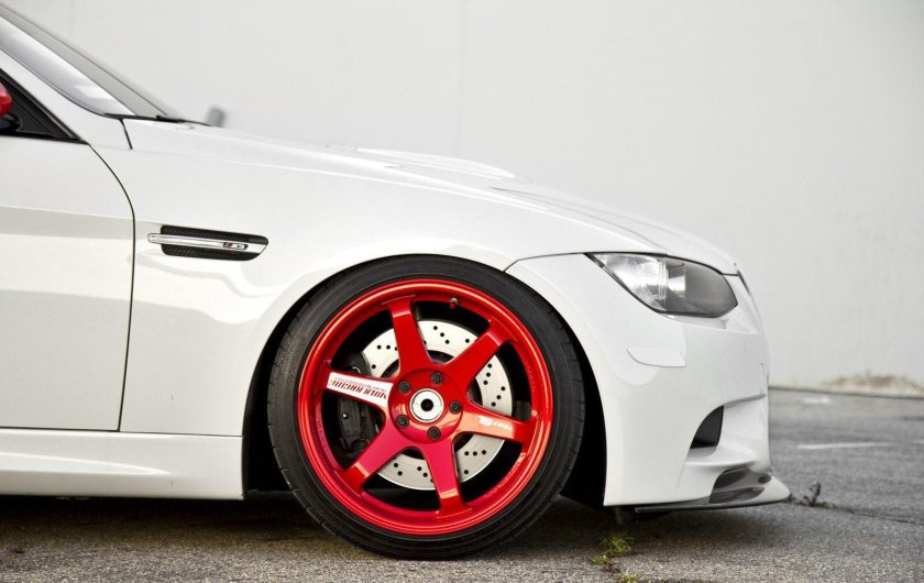 BMW m3 белая с красными дисками е92