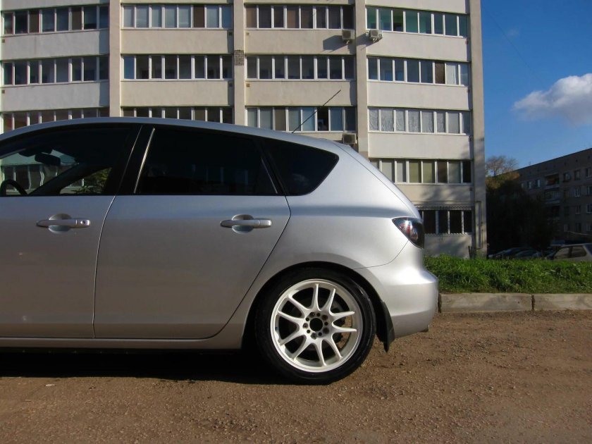 Мазда 3 БК серебристая