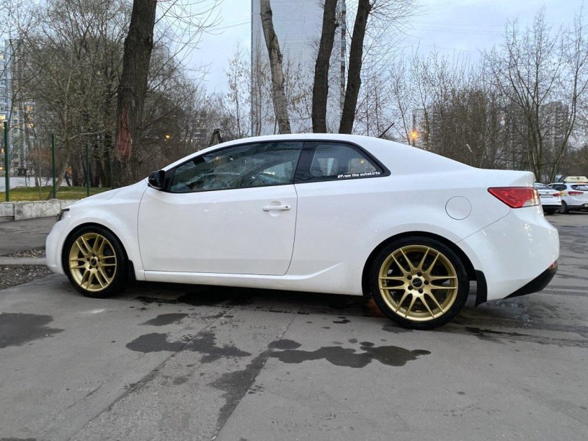 Золотые диски на белой машине