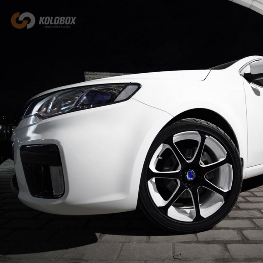 Черные диски на белой машине