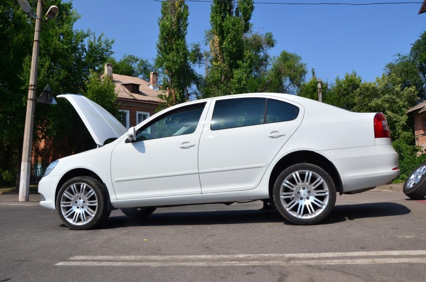 Диски на белой машине