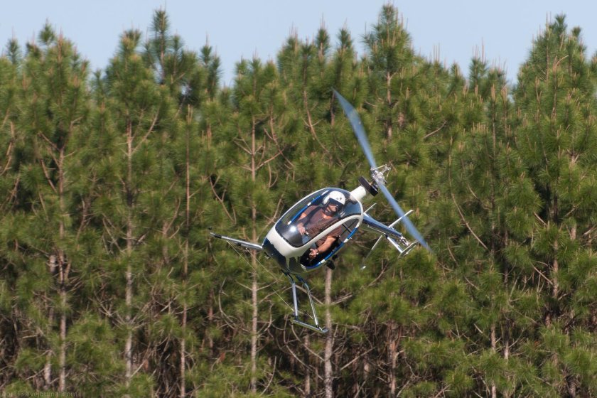 Маленький вертолет двухместный