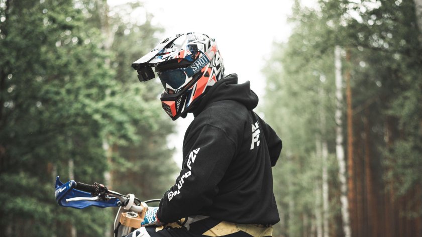 Мотоциклист в шлеме