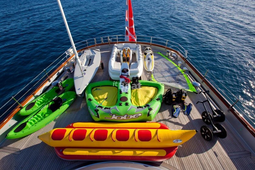 Яхта Фалькон