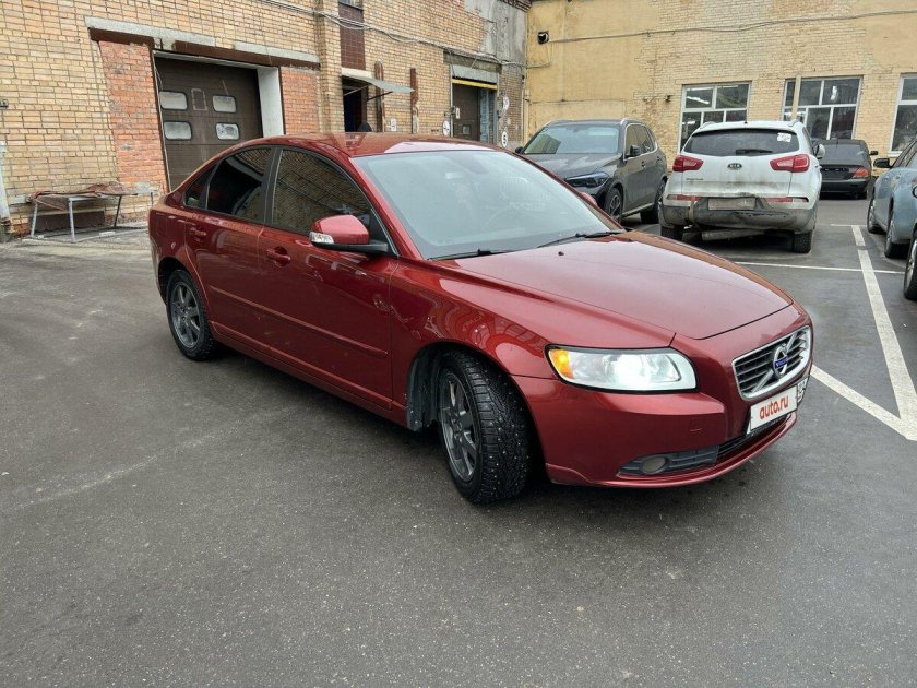 Volvo сидан красная