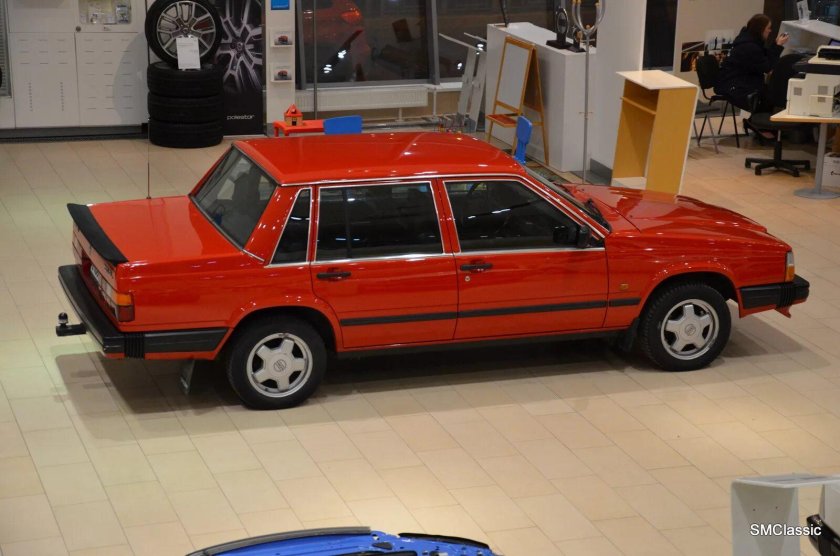 Вольво 740 красная