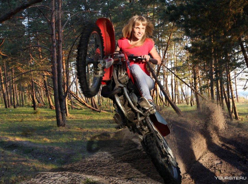 Девушка намкроссовом мотоцикле