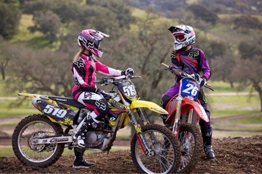 Девушка на кроссовом мотоцикле