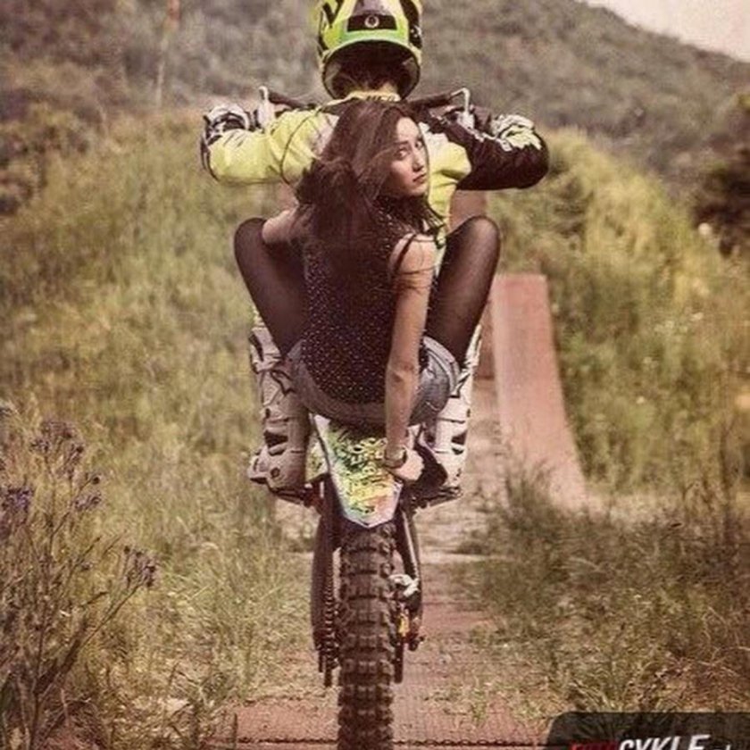 Девушка на кроссовом мотоцикле