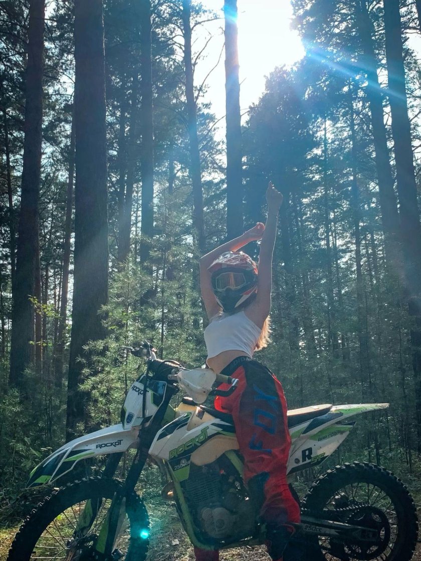 Девушка на питбайке