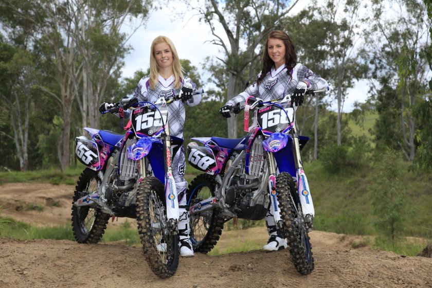 Девушка на кроссовом мотоцикле