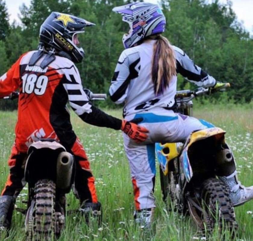 Девушка на эндуро мотоцикле