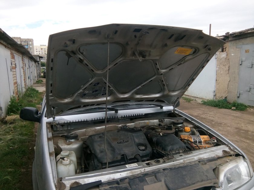 Капот ВАЗ 2115 внутренняя сторона