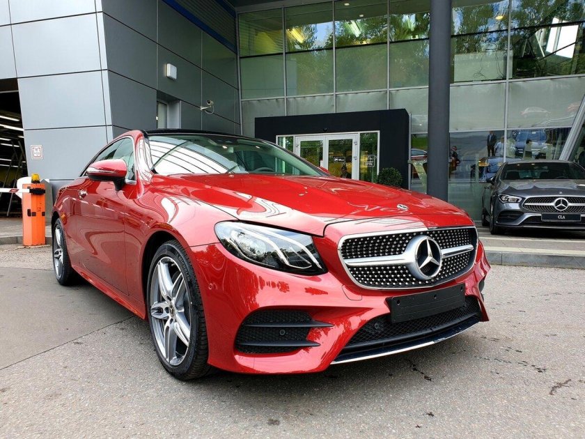 Красный Мерседес w213