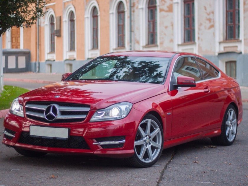 Мерседес 204 красный