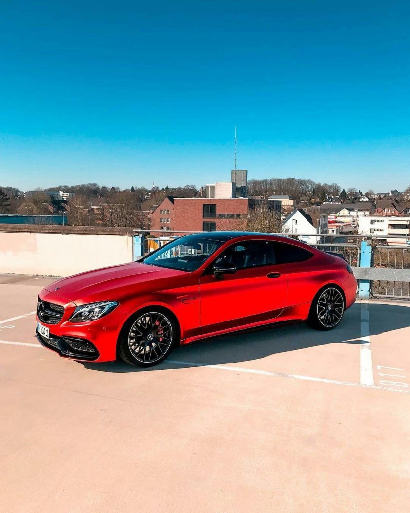 Красный Мерседес AMG S 63