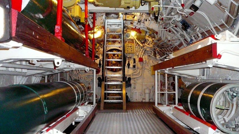 Подводная лодка акула бассейн