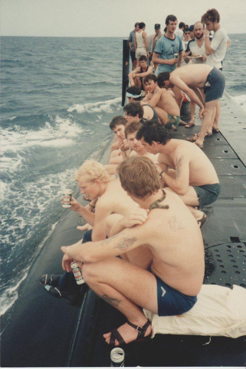 Загорают на подводной лодке