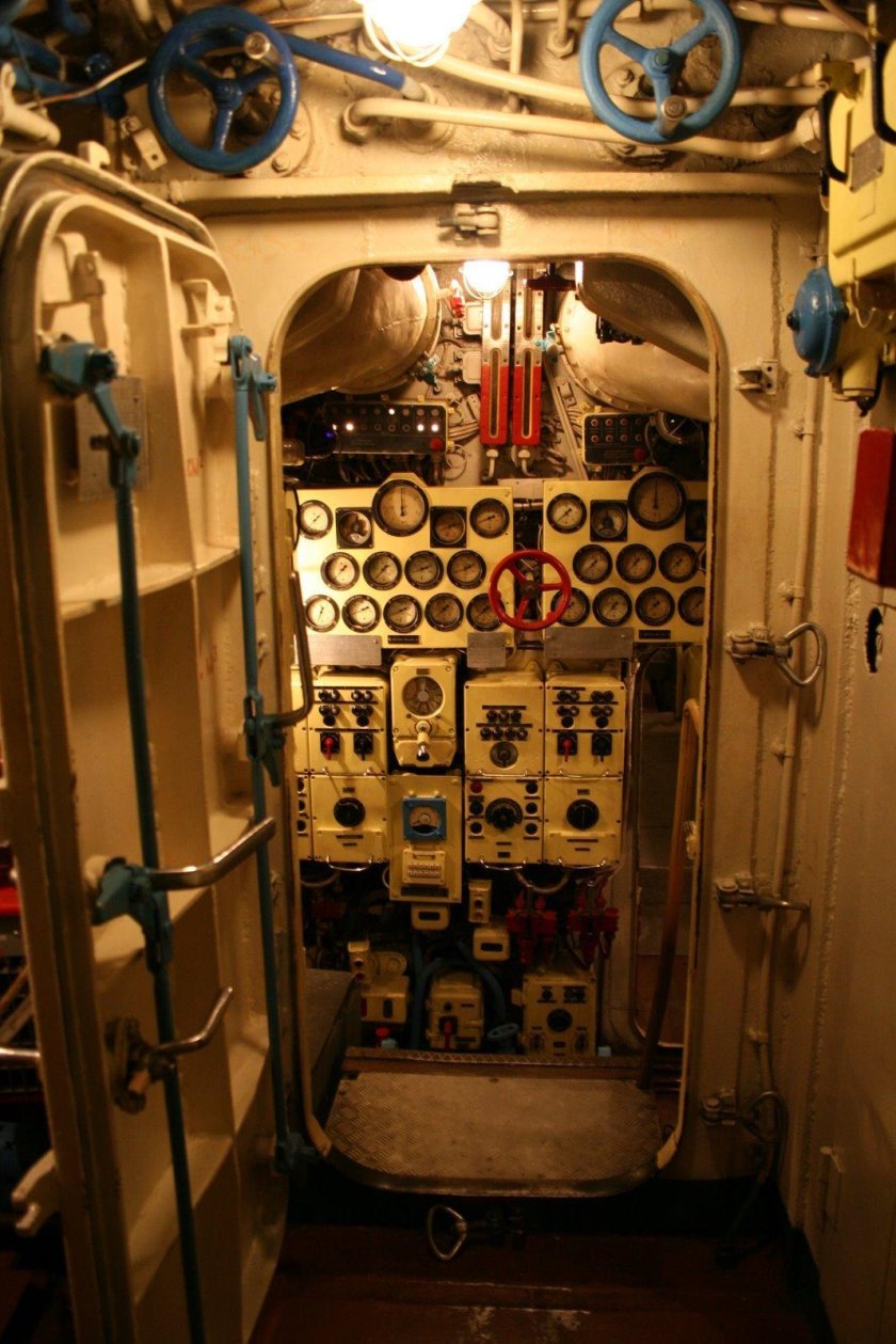 Внутри подводной лодки акула