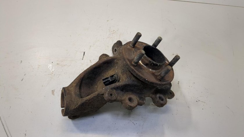 Кулак поворотный передний