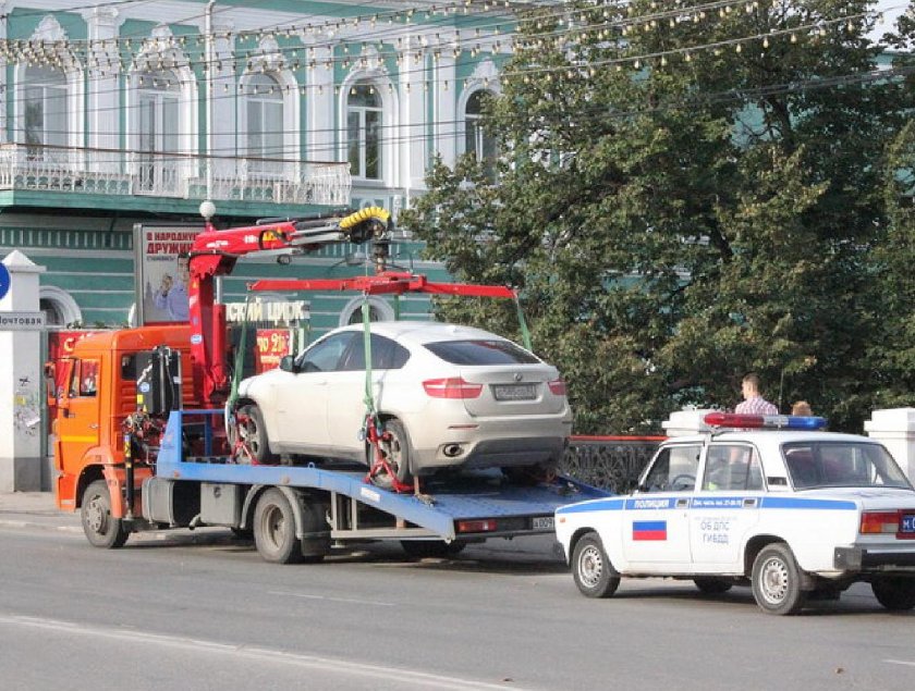 Эвакуатор увозит машину