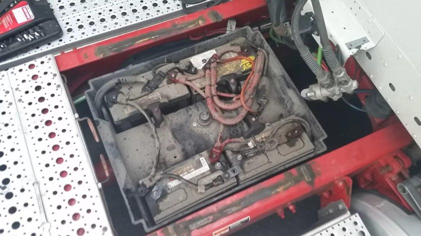 АКБ freightliner 190