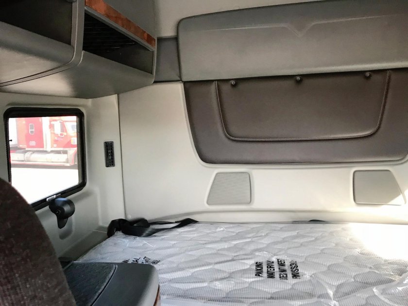 Volvo VNL 670 салон