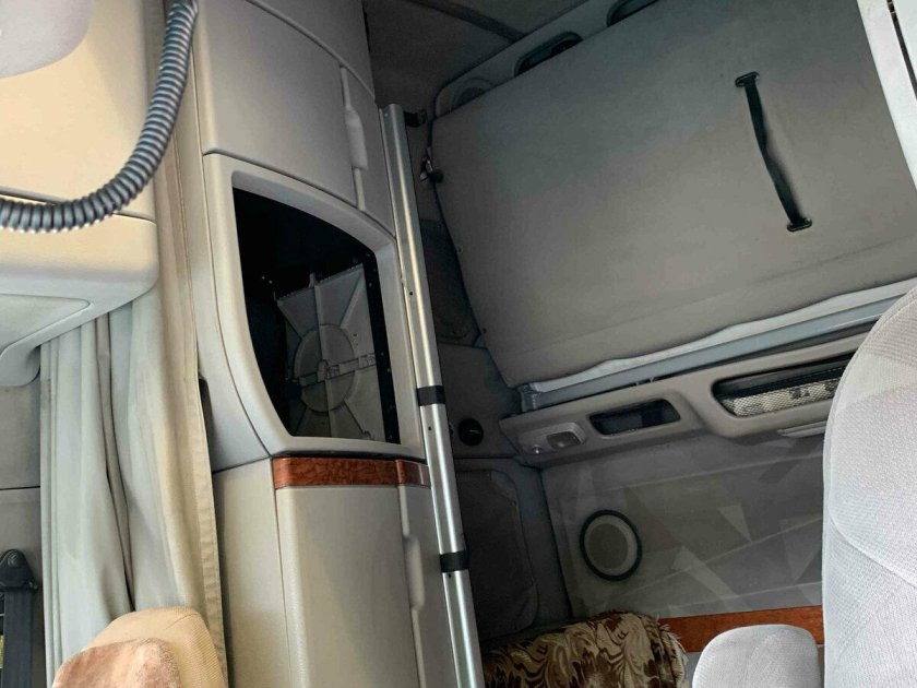 Volvo VNL 780 внутри кабины