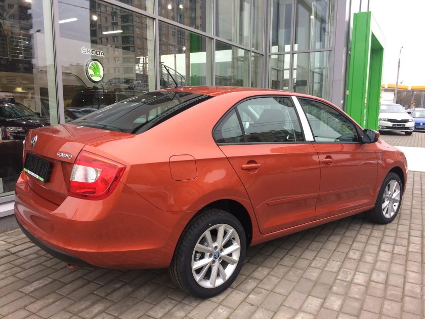 Шкода Рапид оранжевый