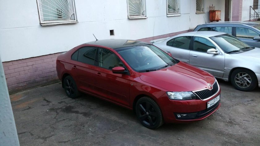 Шкода Рапид красная с черной крышей