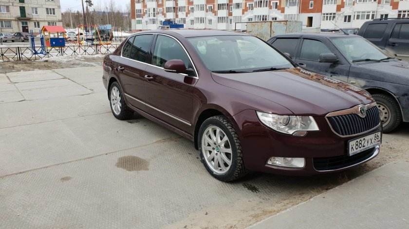 Шкода Суперб бордовая