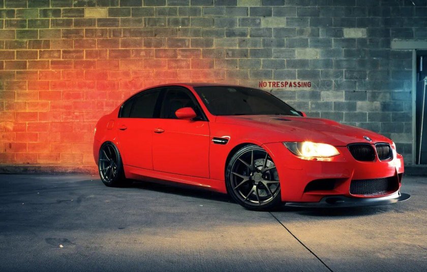 Красная БМВ м3 e90