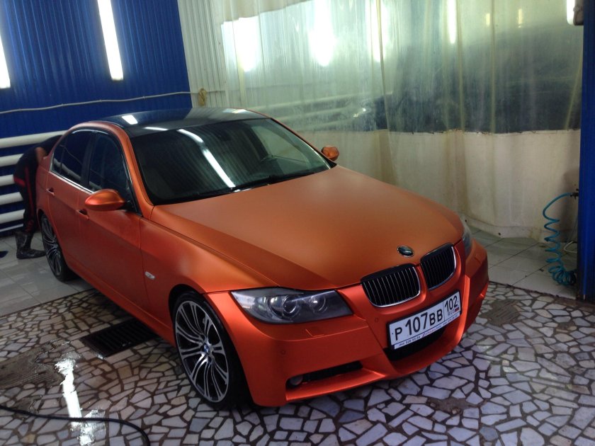 БМВ Е 90 В Красном хроме