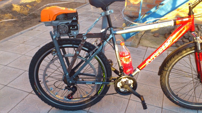 Велосипед с двигателем от бензопилы