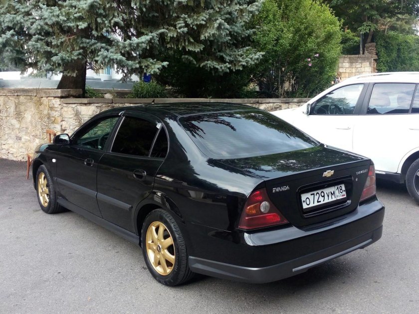 Шевроле Эванда сзади