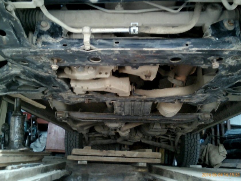 Suzuki Grand Vitara 2,4 снизу