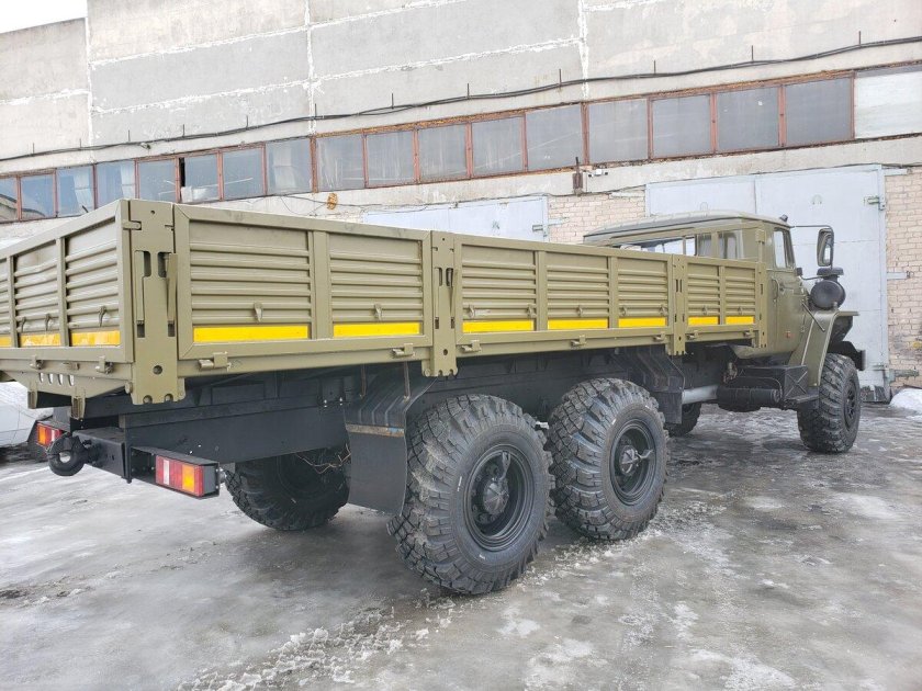 Урал-4320 бортовой со спальником