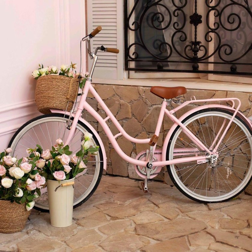 Винтажный велосипед с корзиной