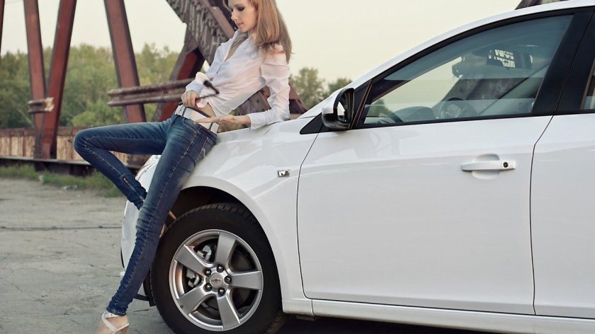 Chevrolet Круз и девушки