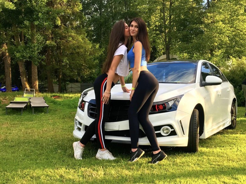 Chevrolet Cruze и девушка
