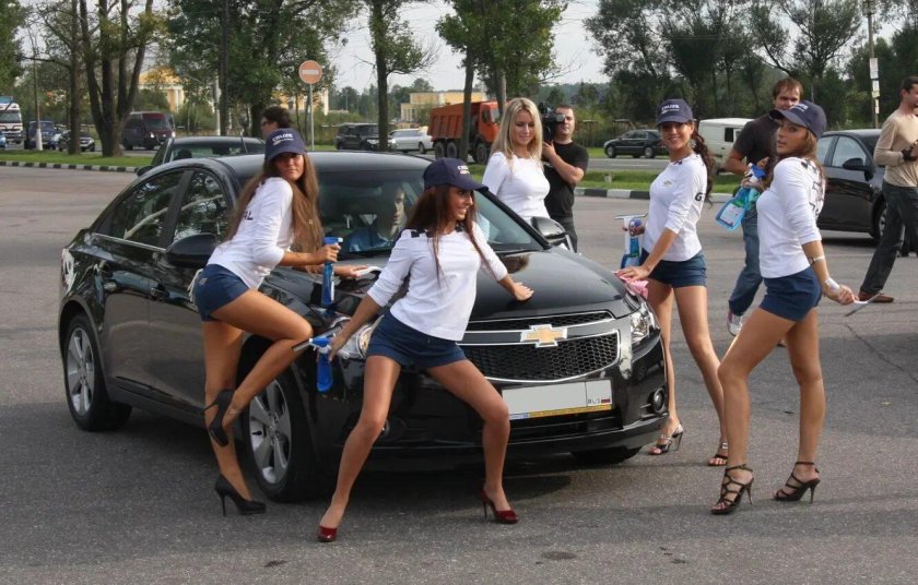Chevrolet Круз и девушки