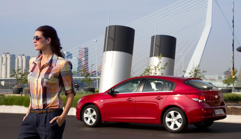 Шевроле Круз и девушки