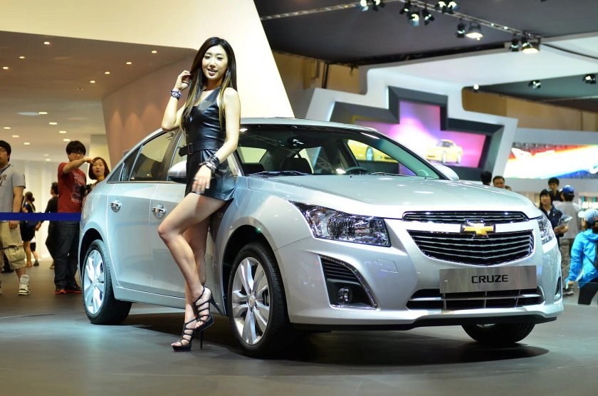 Шевроле Круз и девушки