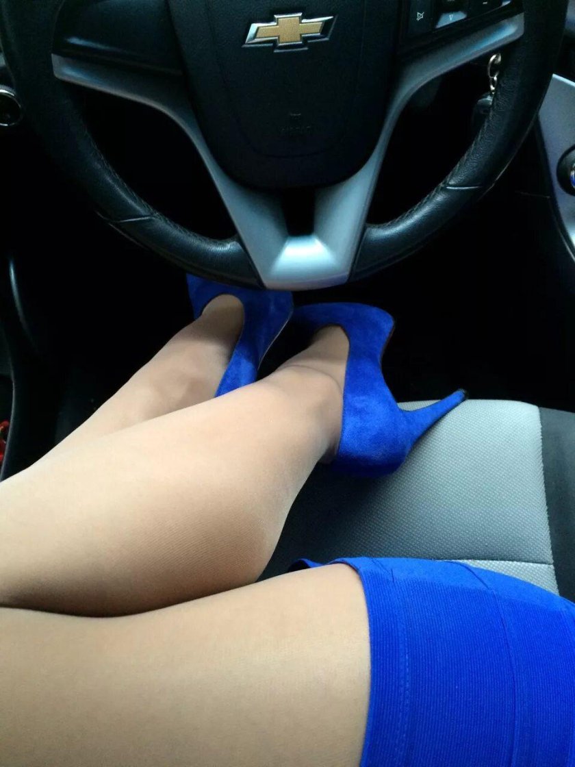 Девушка за рулем Шевроле Круз