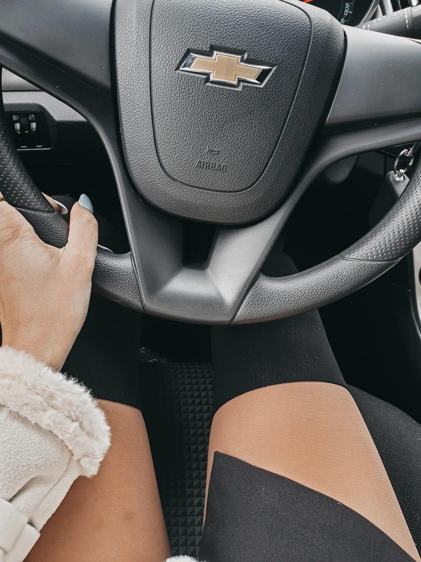 Девушка за рулем Шевроле