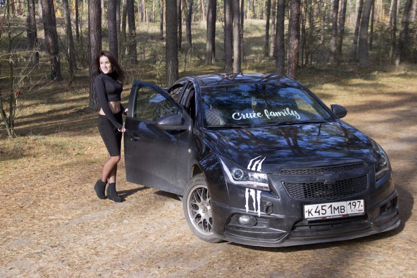 Шевроле Круз и девушки