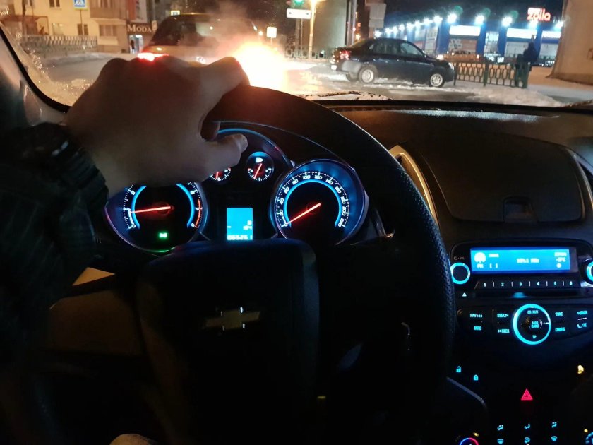 Панель Шевроле Круз ночью