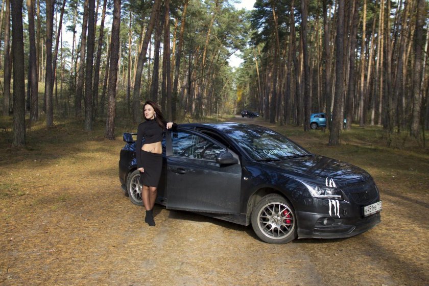 Шевроле Круз и девушки